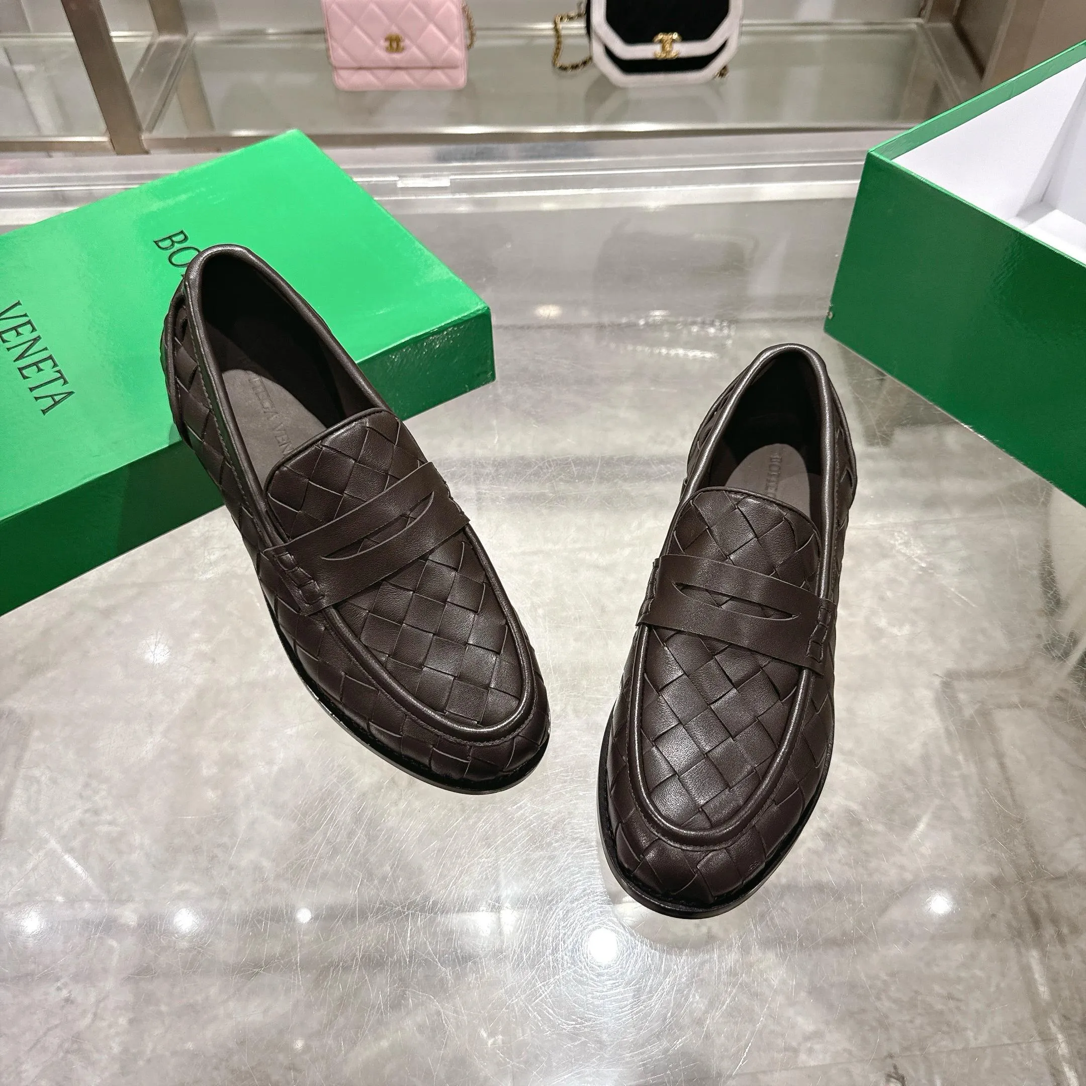 [BV] Top P: 820💰Size for couples: Female 35-39 Male 39--44 (Female 40. Male 38.45.46.47 customization is not returnable) [Note‼ ️] Add 💰 to size 46, add 💰 to size 47. Bottega Veneta small round toe braided formal leather shoes for couples in 2026 spring counters! Grained cowhide woven! Solid color Niuli! Leather outsole! [Rose][Rose]! Purely hand-woven and operated, the original board is reproduced one-to-one! quality assurance!